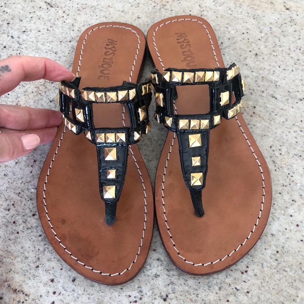 Mystique Boutique Black And Gold Jeweled Slip On Sandal W Sz 6 fits like 6.5